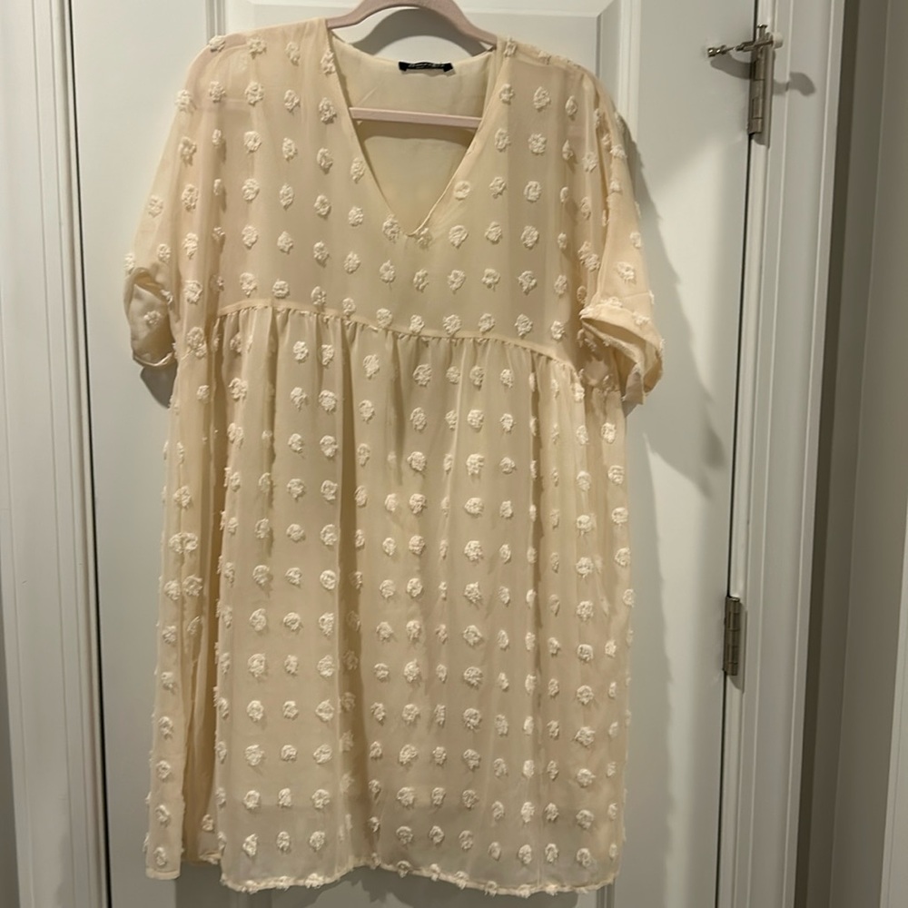 Off white Swiss dot pattern short sleeve dress size medium